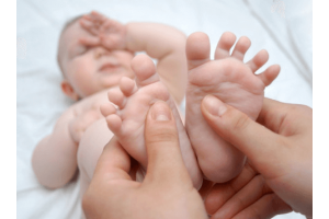 Как делать массаж новорожденным